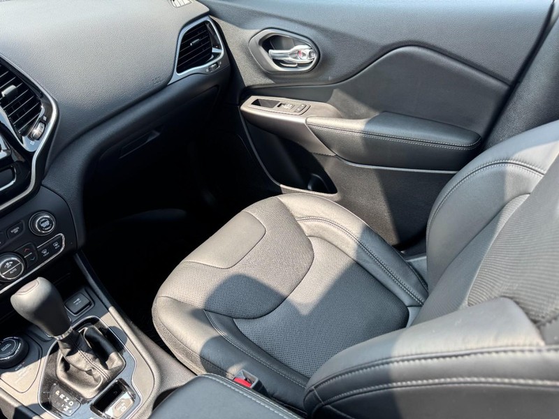 Jeep Cherokee Vehicle Full-screen Gallery Image 11