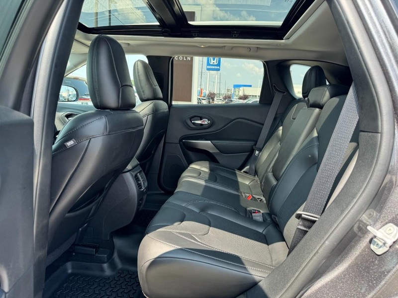 Jeep Cherokee Vehicle Full-screen Gallery Image 12