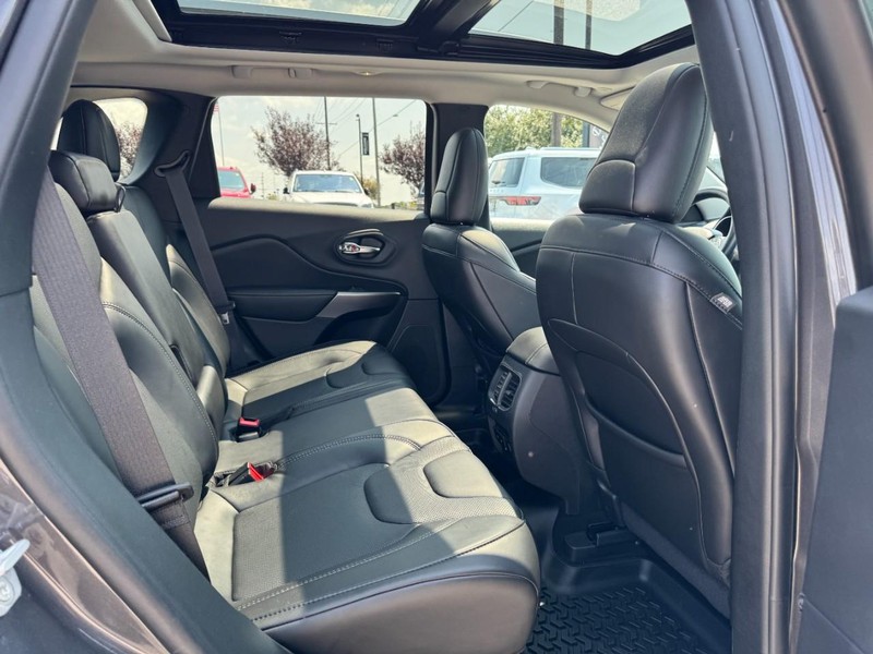 Jeep Cherokee Vehicle Full-screen Gallery Image 13