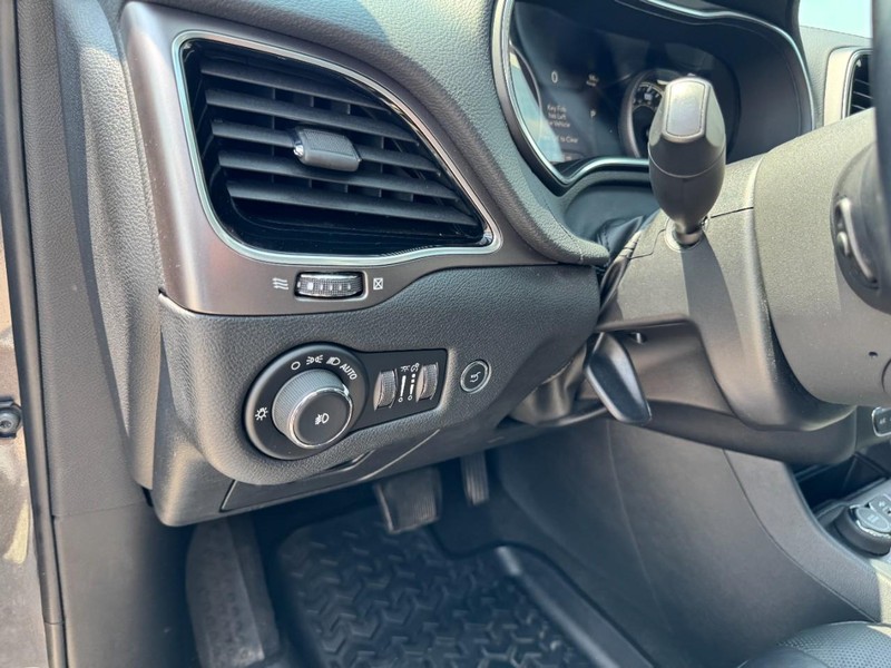 Jeep Cherokee Vehicle Full-screen Gallery Image 14