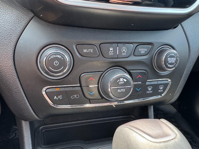 Jeep Cherokee Vehicle Full-screen Gallery Image 17