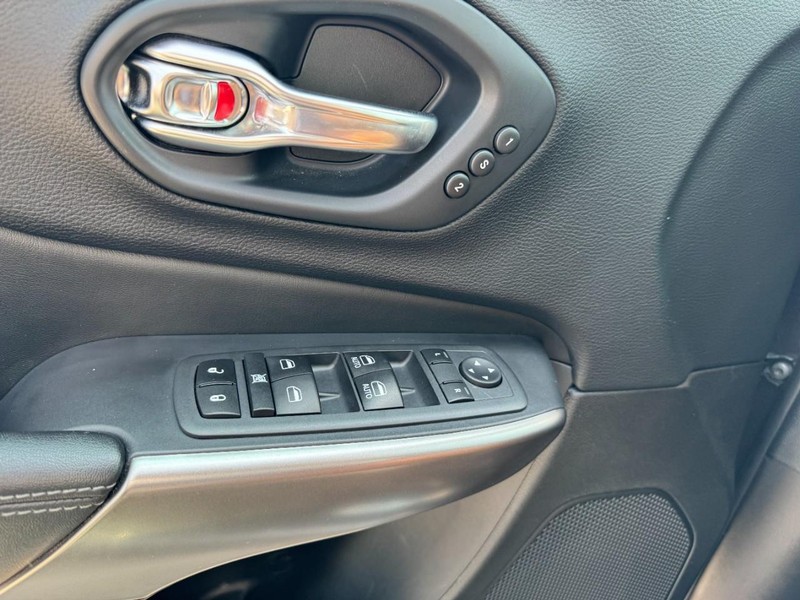 Jeep Cherokee Vehicle Full-screen Gallery Image 25