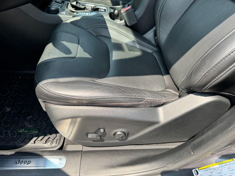Jeep Cherokee Vehicle Full-screen Gallery Image 26