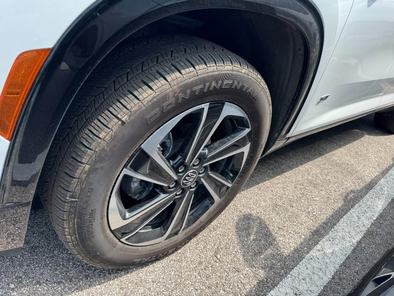 Buick Enclave Vehicle Full-screen Gallery Image 04