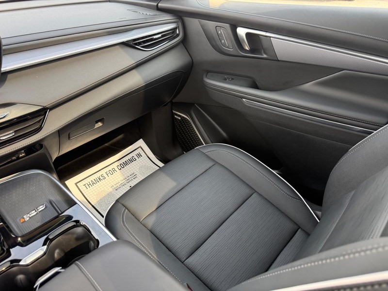 Buick Enclave Vehicle Full-screen Gallery Image 11