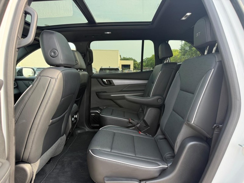 Buick Enclave Vehicle Full-screen Gallery Image 12