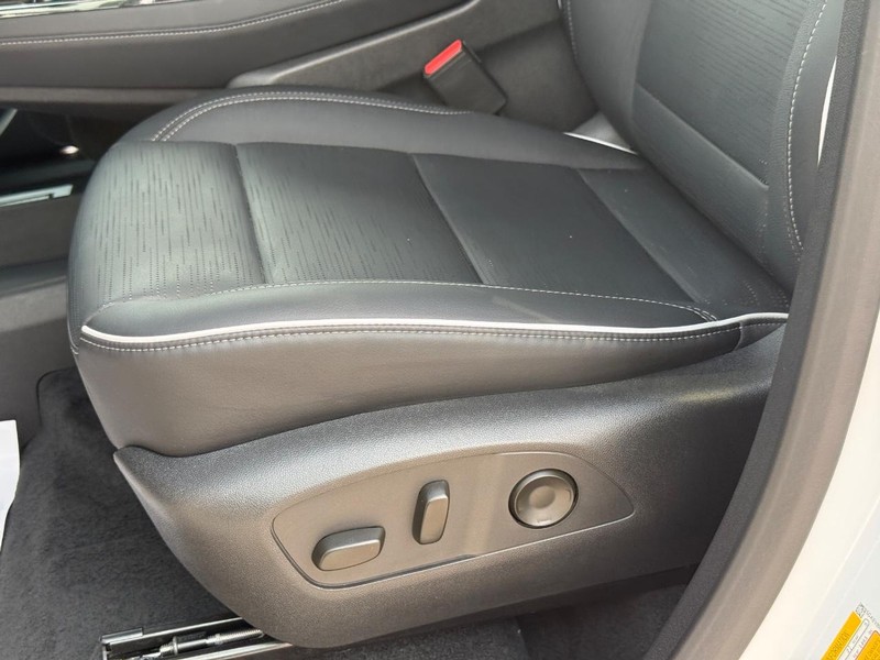Buick Enclave Vehicle Full-screen Gallery Image 25