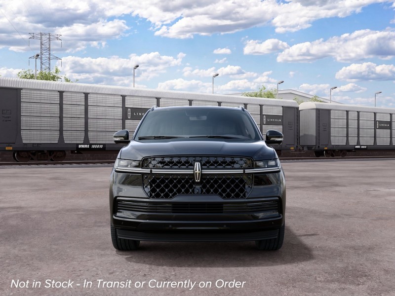 Lincoln Navigator Vehicle Full-screen Gallery Image 03