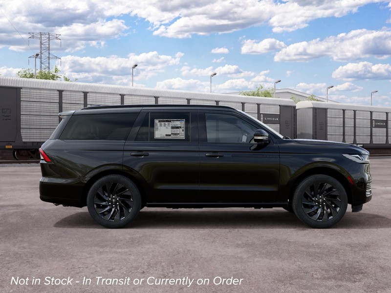 Lincoln Navigator Vehicle Full-screen Gallery Image 05