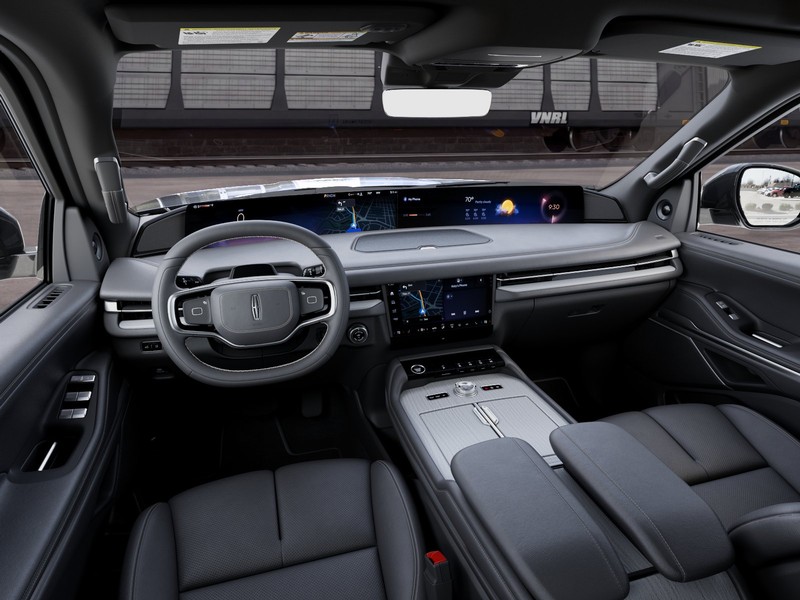 Lincoln Navigator Vehicle Full-screen Gallery Image 09