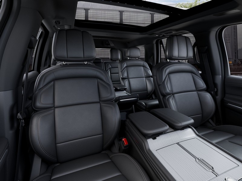 Lincoln Navigator Vehicle Full-screen Gallery Image 10