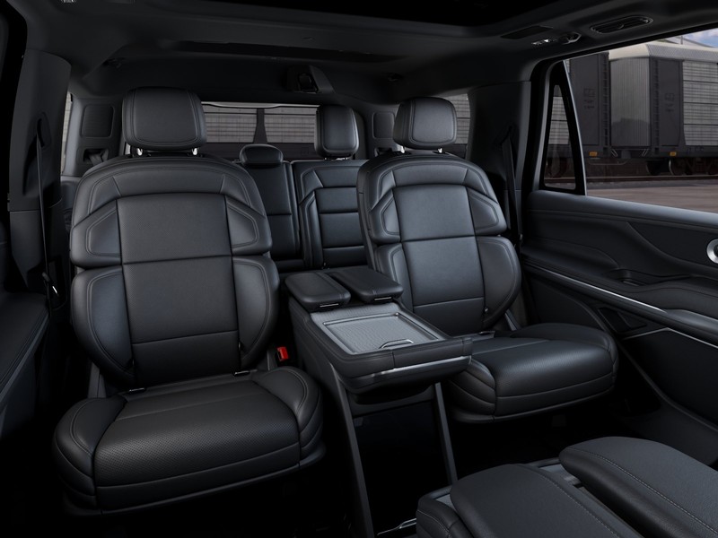 Lincoln Navigator Vehicle Full-screen Gallery Image 11