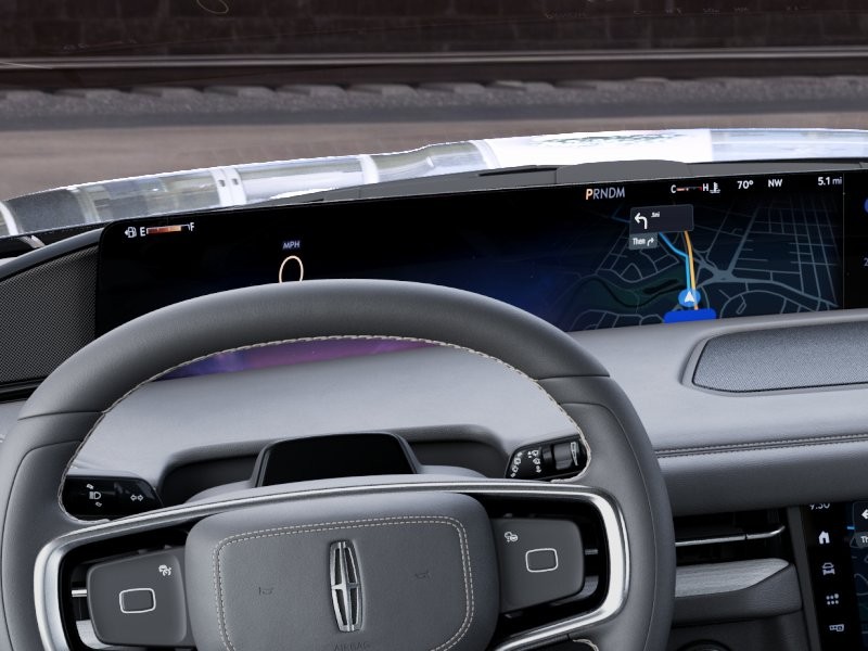 Lincoln Navigator Vehicle Full-screen Gallery Image 13