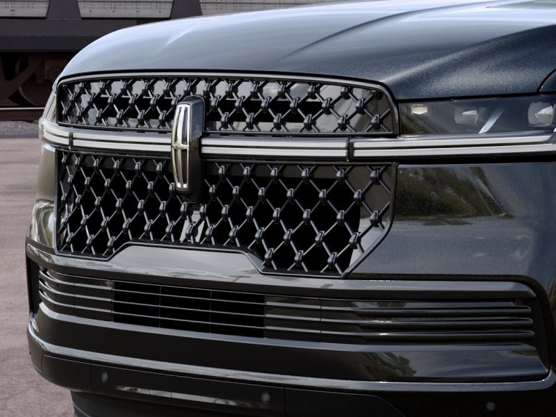 Lincoln Navigator Vehicle Full-screen Gallery Image 17