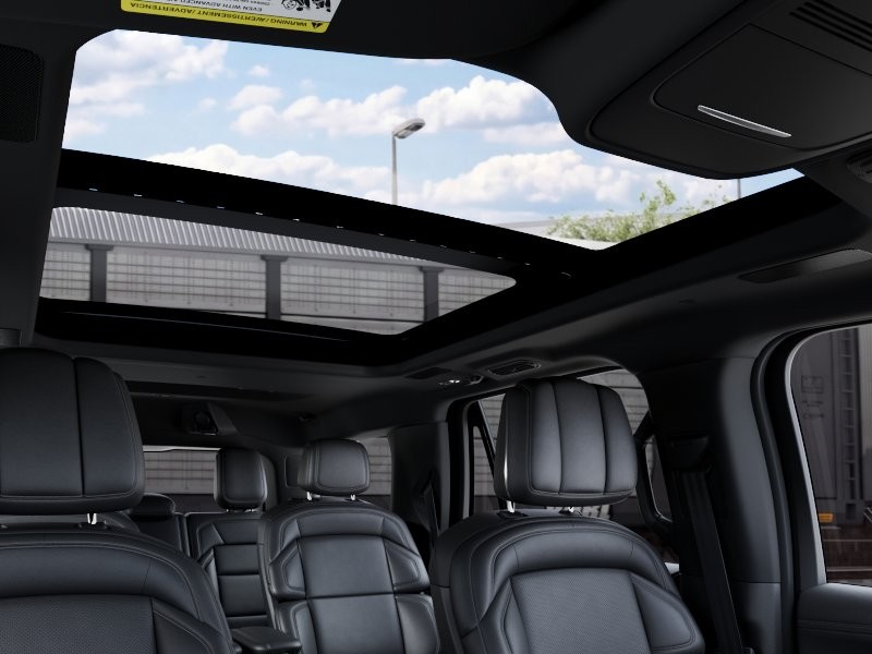 Lincoln Navigator Vehicle Full-screen Gallery Image 22