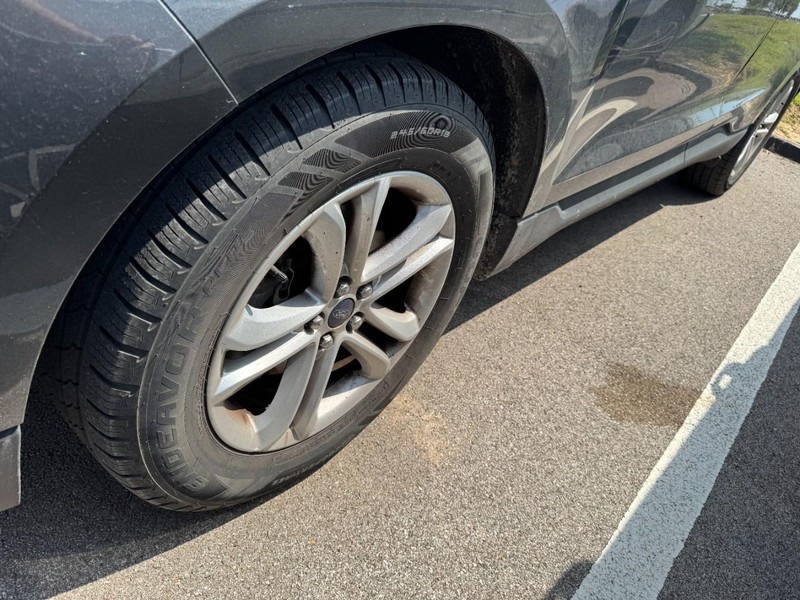 Ford Edge Vehicle Full-screen Gallery Image 04