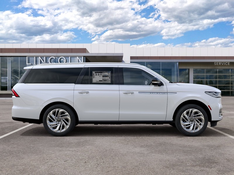 Lincoln Navigator L Vehicle Full-screen Gallery Image 05