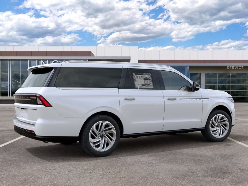 Lincoln Navigator L Vehicle Full-screen Gallery Image 06