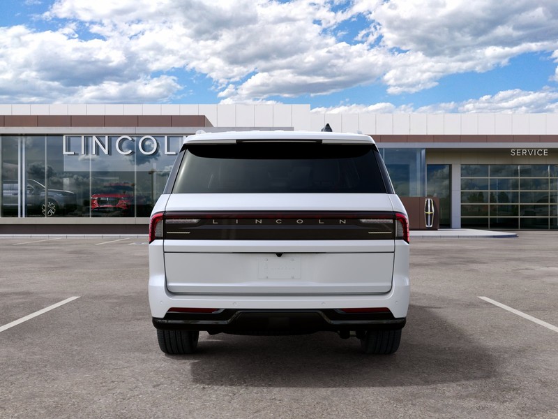 Lincoln Navigator L Vehicle Full-screen Gallery Image 07