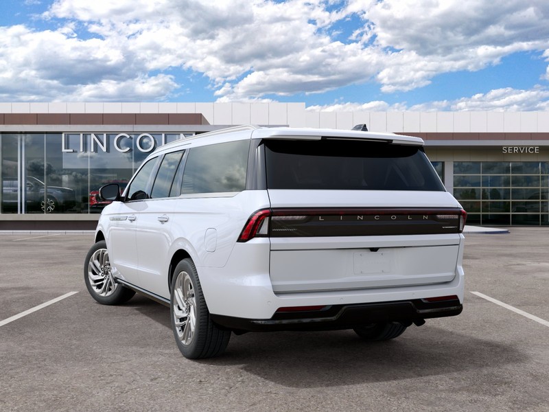Lincoln Navigator L Vehicle Full-screen Gallery Image 08