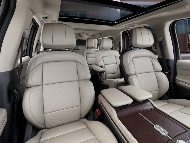 Lincoln Navigator L Vehicle Full-screen Gallery Image 10