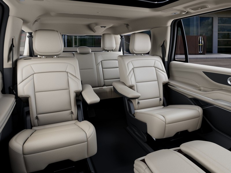 Lincoln Navigator L Vehicle Full-screen Gallery Image 11