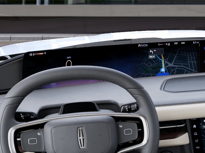 Lincoln Navigator L Vehicle Full-screen Gallery Image 13