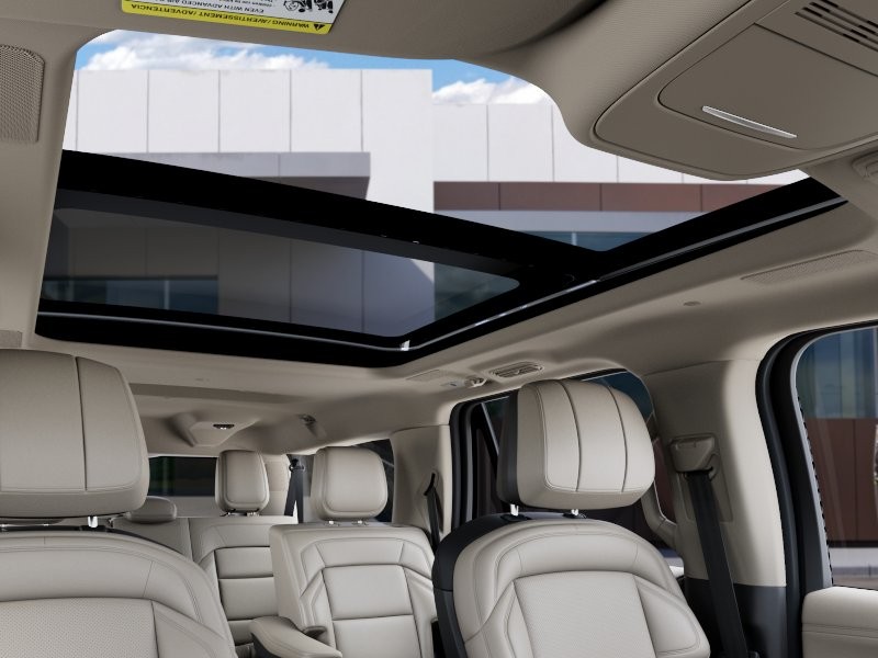 Lincoln Navigator L Vehicle Full-screen Gallery Image 22