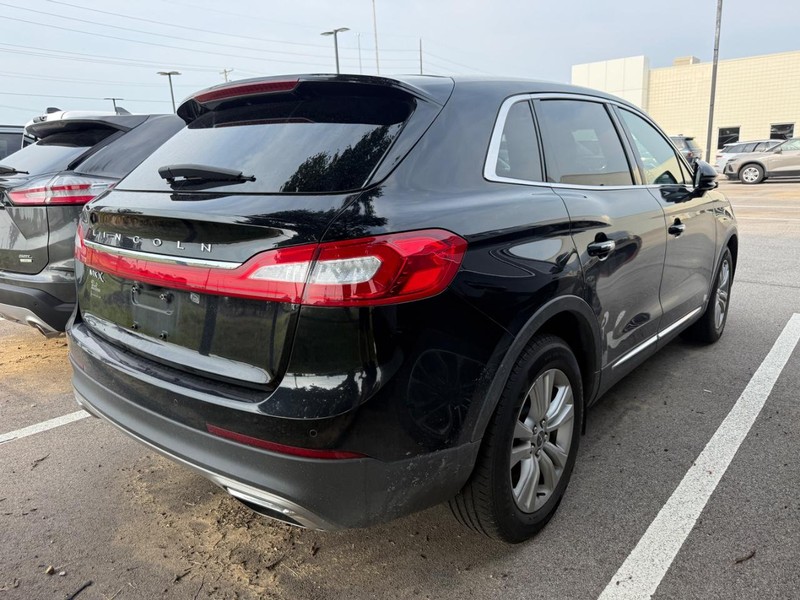 Lincoln MKX Vehicle Full-screen Gallery Image 02