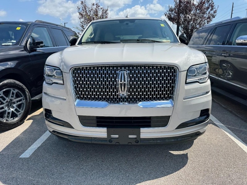 Lincoln Navigator Vehicle Full-screen Gallery Image 02