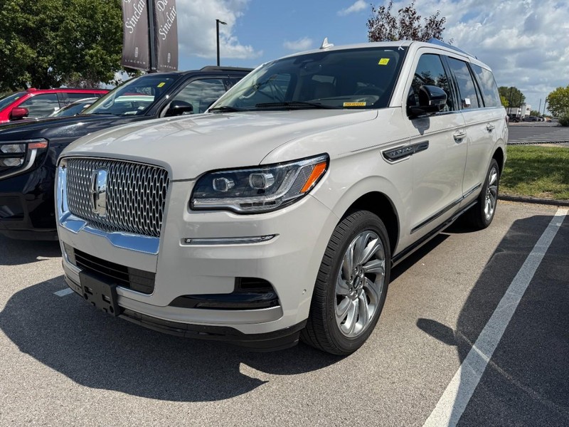 Lincoln Navigator Vehicle Full-screen Gallery Image 03
