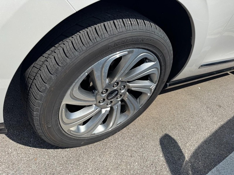 Lincoln Navigator Vehicle Full-screen Gallery Image 04