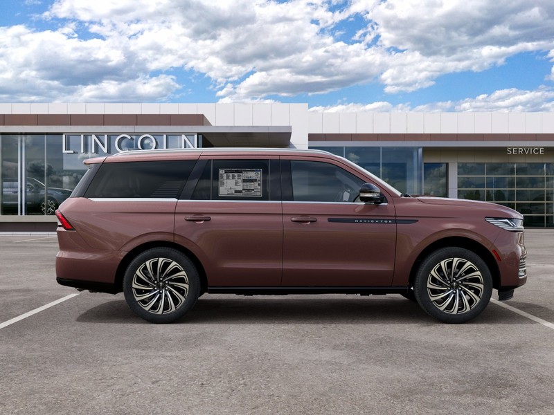 Lincoln Navigator Vehicle Full-screen Gallery Image 05