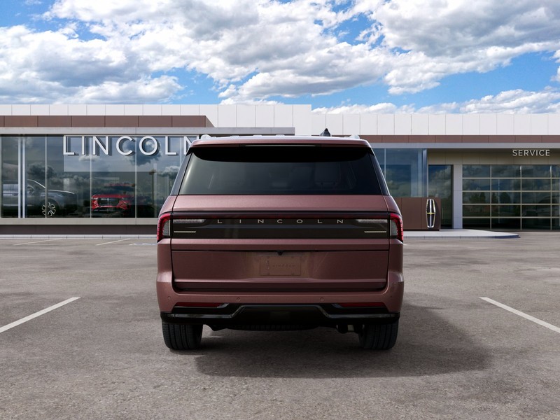 Lincoln Navigator Vehicle Full-screen Gallery Image 07