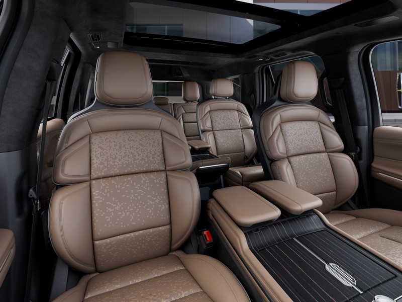 Lincoln Navigator Vehicle Full-screen Gallery Image 10