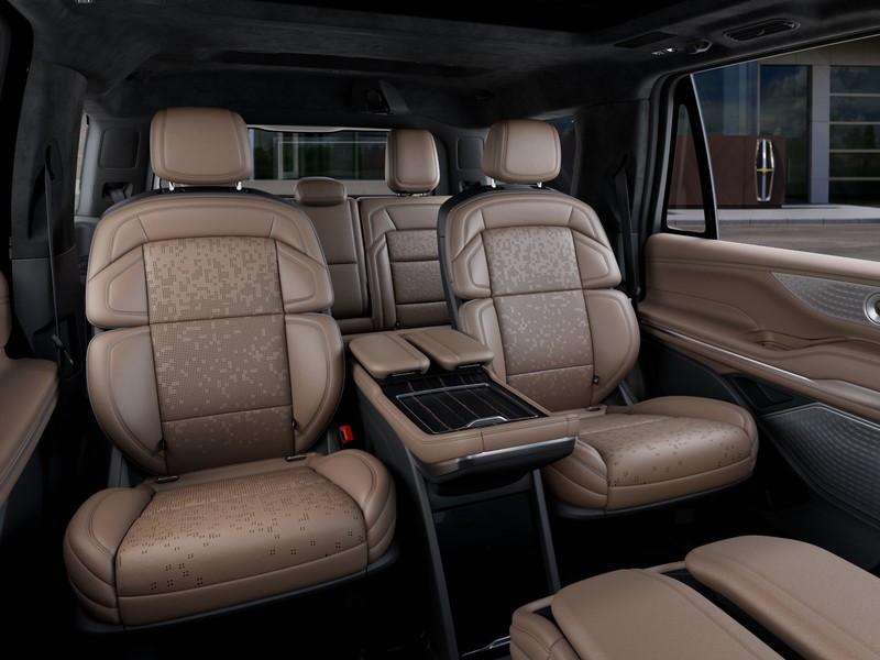 Lincoln Navigator Vehicle Full-screen Gallery Image 11