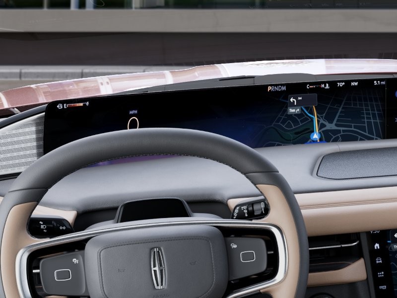 Lincoln Navigator Vehicle Full-screen Gallery Image 13