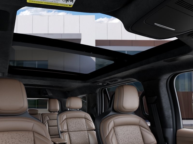 Lincoln Navigator Vehicle Full-screen Gallery Image 22