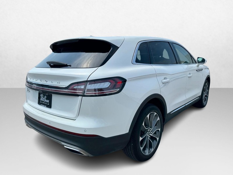 Lincoln Nautilus Vehicle Full-screen Gallery Image 05