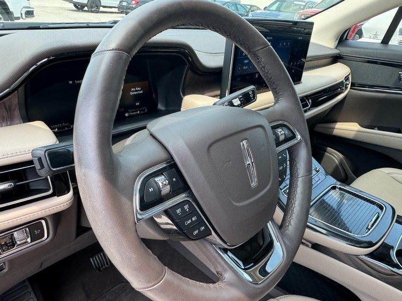 Lincoln Nautilus Vehicle Full-screen Gallery Image 15