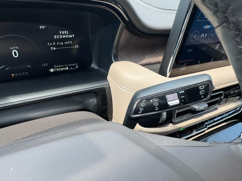 Lincoln Nautilus Vehicle Full-screen Gallery Image 21