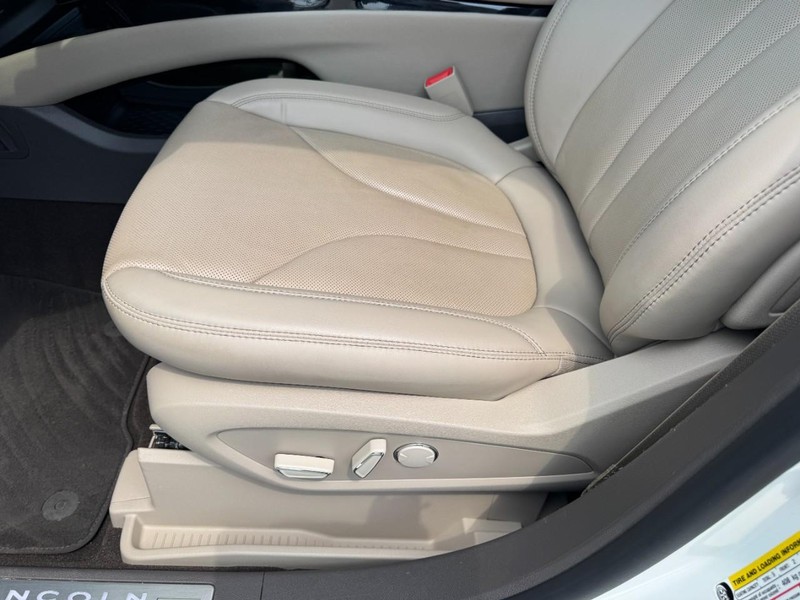 Lincoln Nautilus Vehicle Full-screen Gallery Image 26