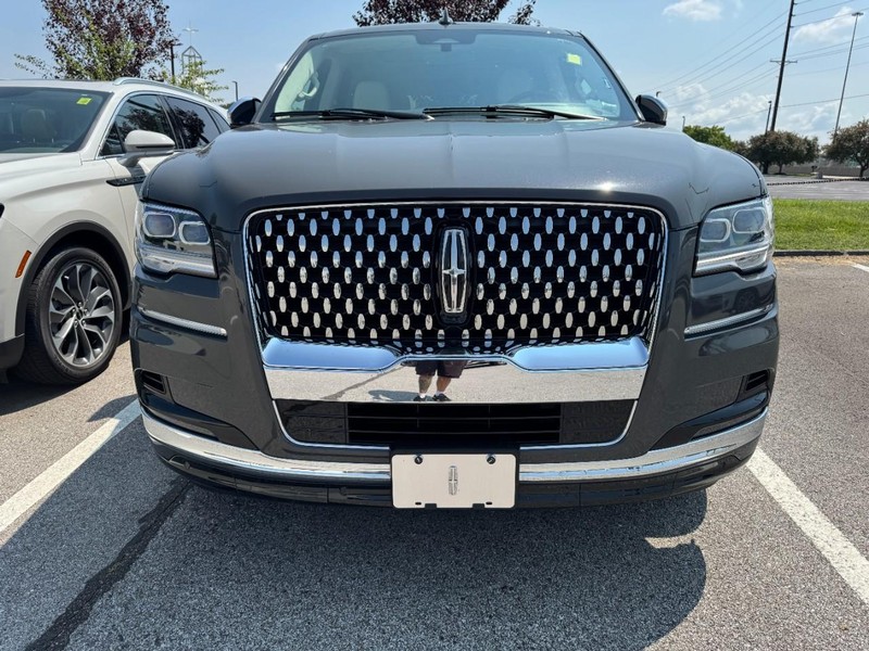Lincoln Navigator L Vehicle Full-screen Gallery Image 02