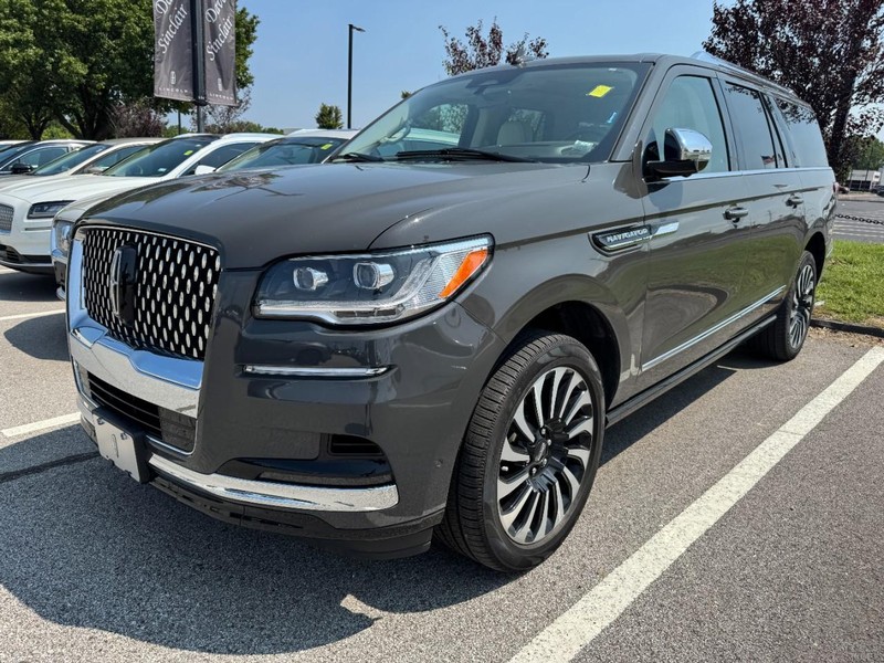 Lincoln Navigator L Vehicle Full-screen Gallery Image 03