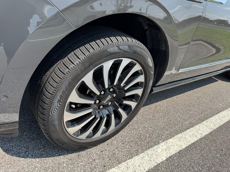Lincoln Navigator L Vehicle Full-screen Gallery Image 04