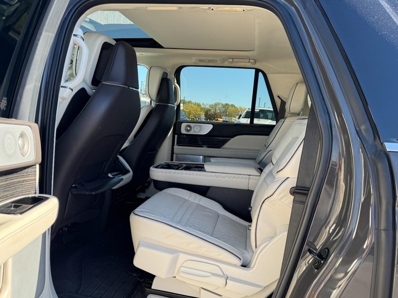 Lincoln Navigator L Vehicle Full-screen Gallery Image 12