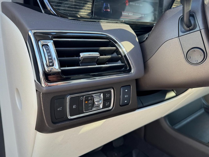 Lincoln Navigator L Vehicle Full-screen Gallery Image 14