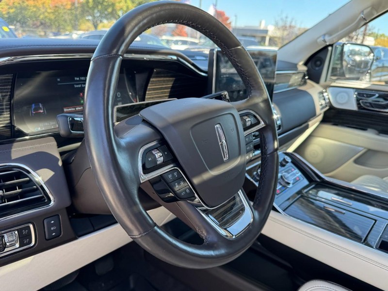 Lincoln Navigator L Vehicle Full-screen Gallery Image 15