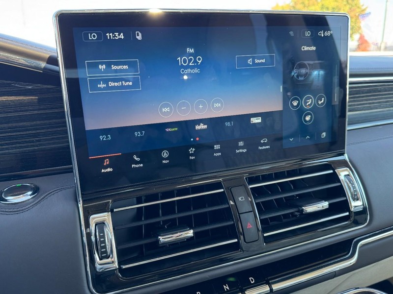 Lincoln Navigator L Vehicle Full-screen Gallery Image 16