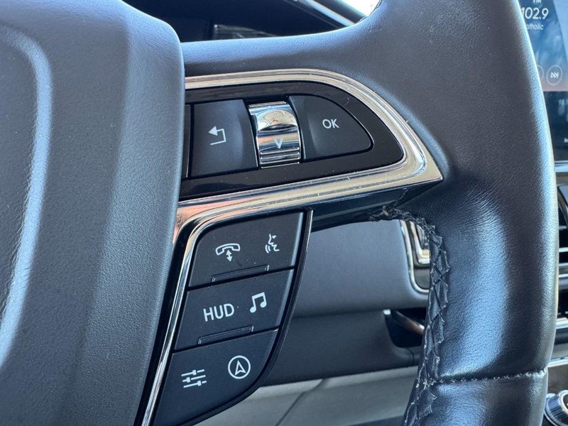 Lincoln Navigator L Vehicle Full-screen Gallery Image 19